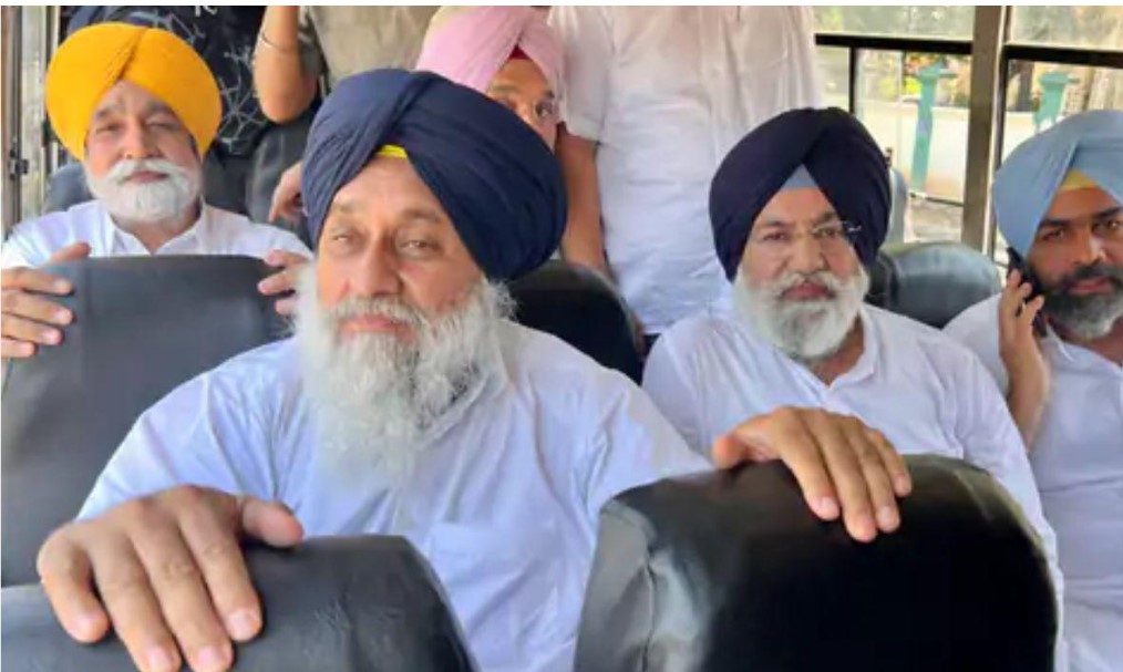 sukhbir badal in bus d