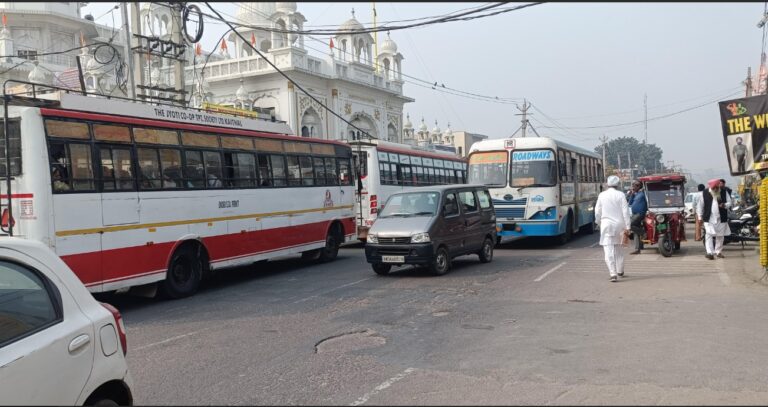 ਸਵਾਰੀਆਂ ਚੁੱਕਣ ਲਈ ਸੜਕ ਵਿਚਕਾਰ ਬੱਸਾਂ ਰੋਕਣ ਕਾਰਨ ਲੱਗ ਰਿਹਾ ਟ੍ਰੈਫ਼ਿਕ ਜਾਮ