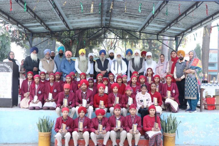 ਸਾਲਾਨਾ ਸਮਾਰੋਹ ਵਿਚ ਵਿਦਿਆਰਥੀ ਨਗਦ ਇਨਾਮ ਤੇ ਐਵਾਰਡ ਨਾਲ ਸਨਮਾਨਤ