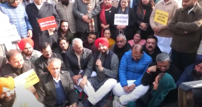 ਕੇਜਰੀਵਾਲ ਤੋਂ ਮੁੱਖ ਮੰਤਰੀ ਕੋਟੇ ਦੀ ਕੋਠੀ ਖਾਲੀ ਕਰਵਾਉਣ ਜਾ ਰਹੇ ਭਾਜਪਾ ਆਗੂਆਂ ਨੂੰ ਪੁਲਿਸ ਨੇ ਹਿਰਾਸਤ ’ਚ ਲਿਆ