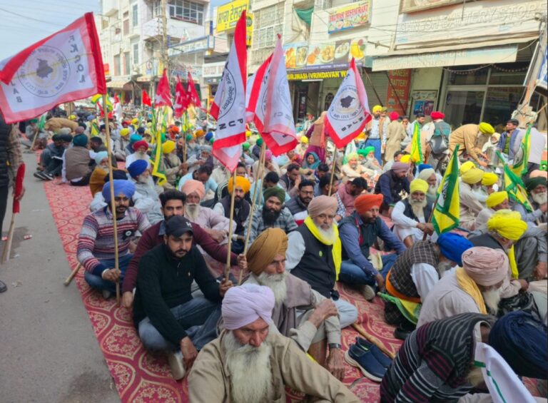 ਫ਼ਰਦ ਕੇਂਦਰ ਮੁਲਾਜ਼ਮਾਂ ਨੇ ਕਾਲੇ ਬਿੱਲੇ ਲਗਾ ਕੇ ਕੀਤਾ ਰੋਸ ਪ੍ਰਦਰਸ਼ਨ