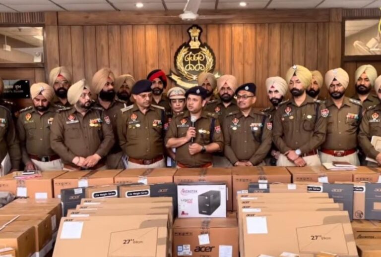 ਇਮਾਨਦਾਰੀ ਨਾਲ ਡਿਊਟੀ ਨਿਭਾਉਣ ਵਾਲੇ ਪੁਲਿਸ ਮੁਲਾਜ਼ਮਾਂ ਨੂੰ ਐਸਐਸਪੀ ਮੁਹੰਮਦ ਸਰਫ਼ਰਾਜ ਆਲਮ ਨੇ ਕੀਤਾ ਸਨਮਾਨਿਤ