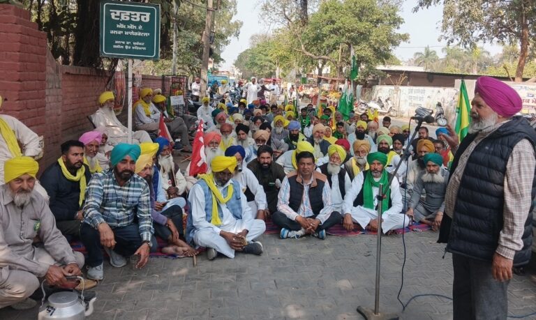 ਸੰਯੁਕਤ ਕਿਸਾਨ ਮੋਰਚਾ ਅਤੇ ਮਜ਼ਦੂਰ ਮੁਲਾਜ਼ਮ ਜਥੇਬੰਦੀਆਂ ਨੇ ਆਪ ਵਿਧਾਇਕ ਡਾ. ਮੁਹੰਮਦ ਜਮੀਲ ਉਰ ਰਹਿਮਾਨ ਦੇ ਦਫ਼ਤਰ ਅੱਗੇ ਦਿਤਾ ਧਰਨਾ