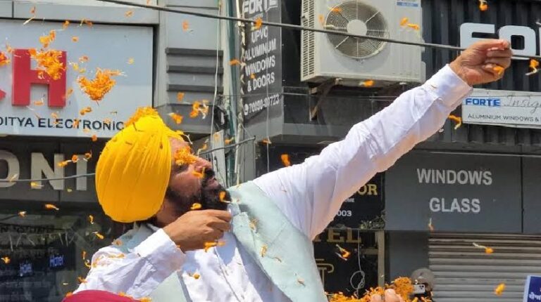 ਹਰਿਮੰਦਰ ਸਾਹਿਬ ਵਿੱਚ ਮੁੱਖ ਮੰਤਰੀ ਦੀ ਤਸਵੀਰ ਵਾਲੇ ਪਛਾਣ ਪੱਤਰ ਉਤਾਰਵਾਏ